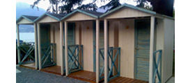 cabine in legno mare spiaggia e piscina