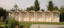cabine in legno mare spiaggia e piscina